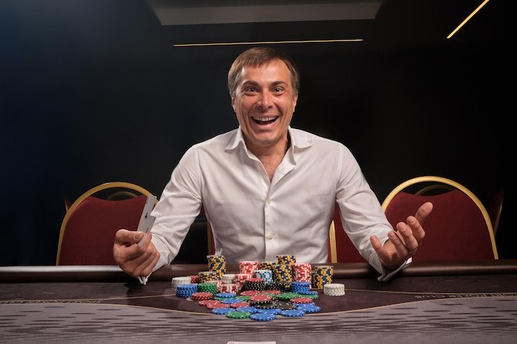 Dealer kasino langsung sedang membagikan kartu dalam permainan baccarat online