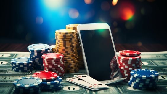 Pengguna mengakses fitur penarikan dana melalui smartphone Android dengan antarmuka sederhana